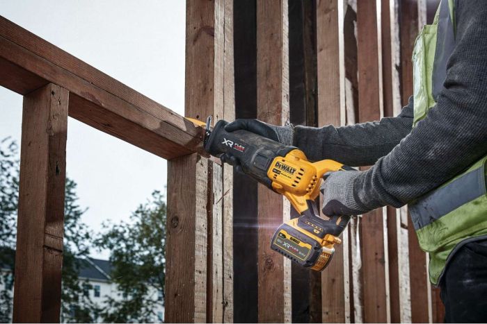 Аккумуляторная сабельная пила DeWALT DCS386NT-XJ