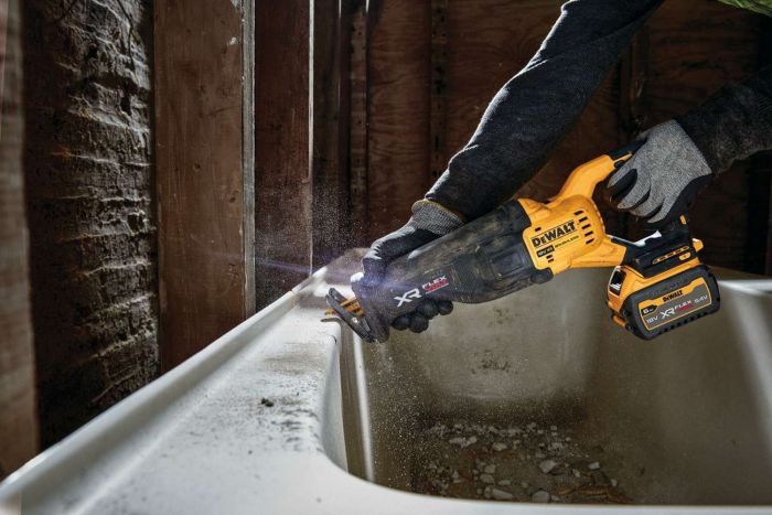 Аккумуляторная сабельная пила DeWALT DCS386NT-XJ